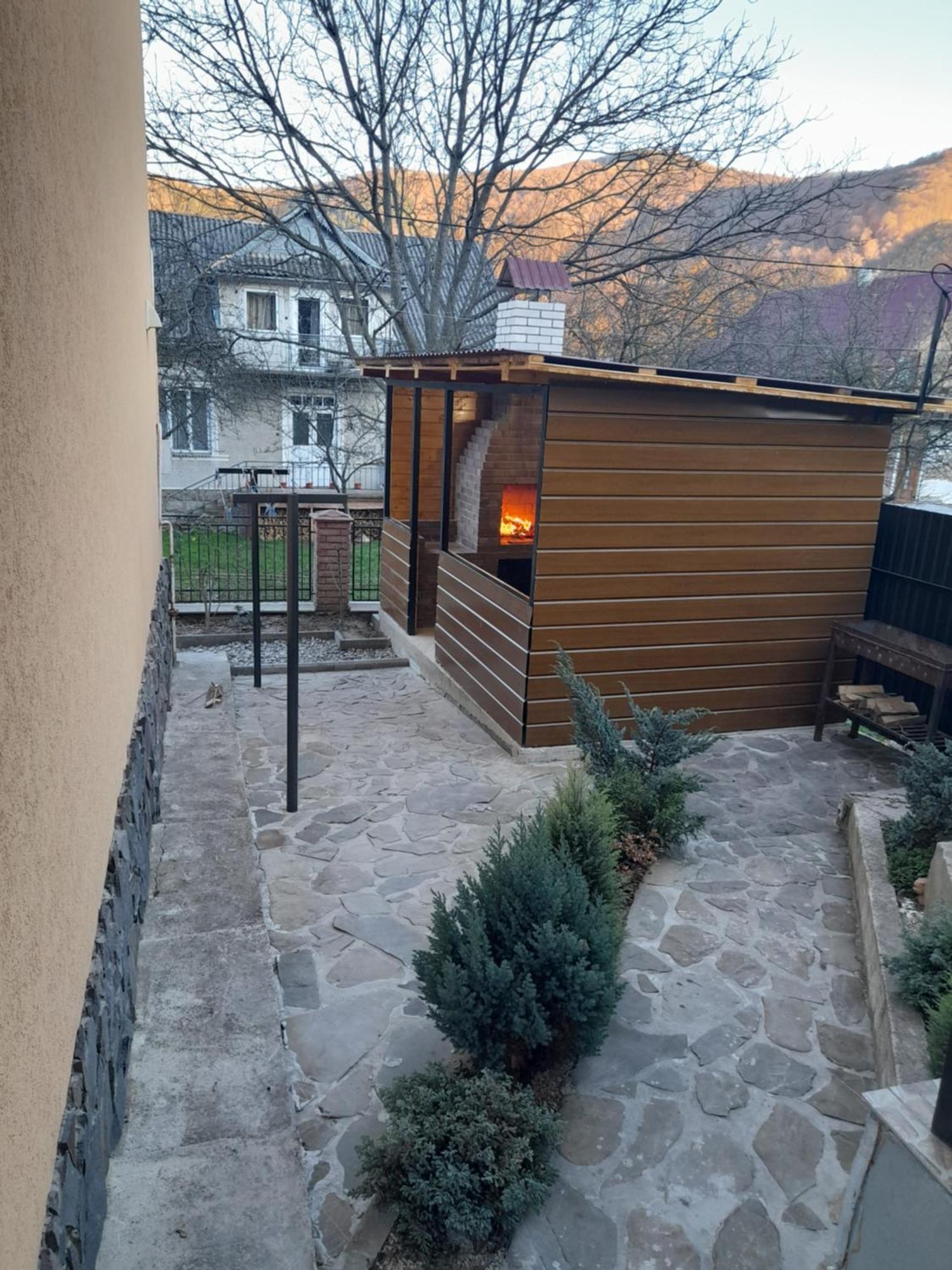 Dva Opryshka Villa Jaremtje Rum bild